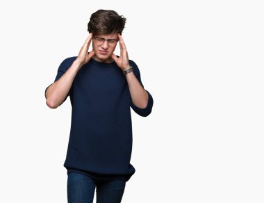 Çünkü üzerinde gözlük takan genç yakışıklı adam arka plan baş baş ağrısı için el ile izole stres. Migren muzdarip.