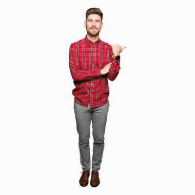 Yakışıklı delikanlı arıyor ve başparmak yanında yukarıyı mutlu yüz ile gülümseyen.