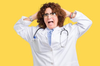 Orta ager kıdemli doktor kadın üzerinde arka plan deli izole ve baş, korkuyor ve açık ağzı ile şok sürpriz elleriyle korkuttu