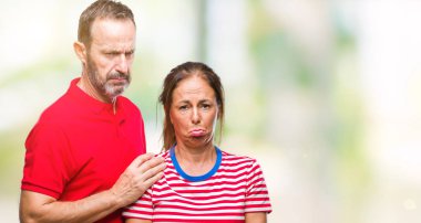 Orta yaş İspanyol çift izole arka plan üzerinde aşık depresif ve kızgın ve korkmuş ağlıyor sıkıntı için endişeleniyorum. Üzgün ifade.