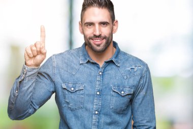 Yakışıklı delikanlı gösterilen ve kendinden emin ve mutlu gülümseyen bir parmak ile işaret eden oktan yukarı izole arka plan üzerinde.