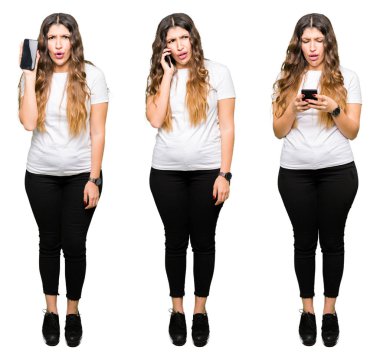 Beyaz izole arka plan üzerinde akıllı telefon kullanarak güzel genç kadının kolaj sürpriz bir yüz ile şok korkuyor ve korku ifadesi ile heyecanlı korkmuş