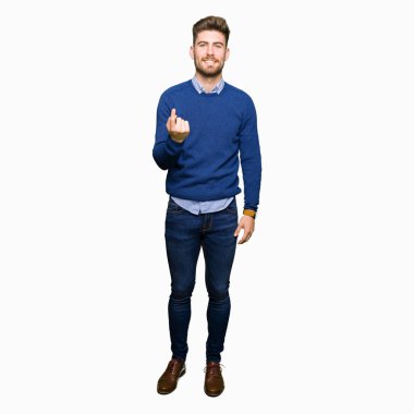 Genç yakışıklı bussines adam beckoning gel burada mutlu ve gülümseyerek el davet ile jest