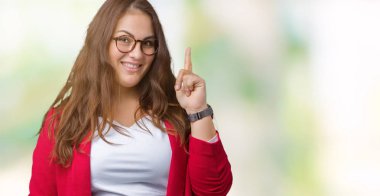 Artı boyutu genç iş kadını güzel üzerinde şık ceket ve gözlük takıyor arka plan işaret parmağı kadar başarılı fikirle izole. Çıktıktan ve mutlu. Bir numara.