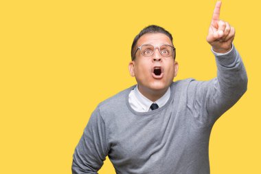 Arap adam gözlük izole arka plan ile sürpriz devam et, parmakla üzerinde orta yaş bussines ağız açık ifade, önünde bir şey hayret