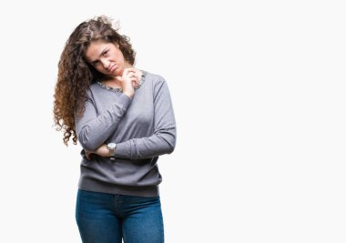 Düşünme izole arka plan inceliyorlar kazak giyen güzel esmer kıvırcık saçlı Genç kız yorgun ve sıkılmış çapraz silah depresyon sorunları ile.