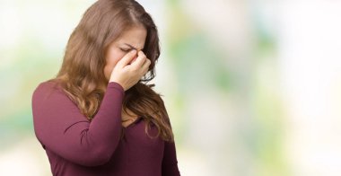 Güzel ve çekici artı boyutu genç kadın izole arka plan üzerinde sürtünme burun ve göz yorgunluğu ve baş ağrısı duygu yorgun bir elbise giyiyor. Stres ve hayal kırıklığı kavramı.