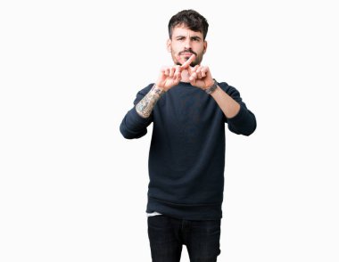 Eksi işareti yapıyor izole arka plan ret ifade geçiş parmakları genç yakışıklı adam