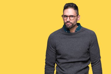 Sorunu nedeniyle izole arka plan şüpheci ve sinir, papatyanın üzgün üzerinde gözlük takan yakışıklı delikanlı. Negatif kişi.