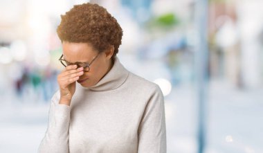 Üzgün ifade yüz eller ile ağlayarak süre kapsayan ile izole arka plan üzerinde gözlük takan genç güzel Afrikalı-Amerikalı kadın. Depresyon kavramı.