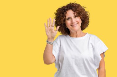 Beyaz t-shirt üzerine izole arka plan Waiving Merhaba mutlu ve gülümseyen, dostça karşılama jest giyen güzel orta ager üst düzey kadın