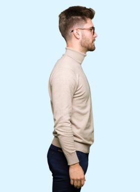 Tarafına, arayan genç yakışıklı iş adam gözlük dinlenmek doğal yüz emin gülümseme ile pozuyla profil.