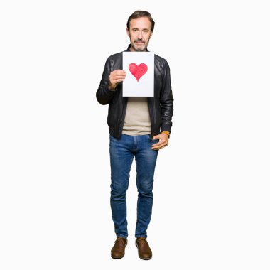 Kendinden emin bir ifade ile kırmızı kalp ile kağıt ciddi düşünme acımak yüz tutan yakışıklı orta yaş erkek