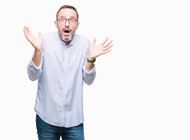 İzole arka plan clueless ve şaşkın bir ifadeyle kollar ve eller kaldırdı üzerinde gözlük takan orta yaş ağarmış komuta sizde. Şüphe kavramı.