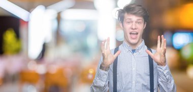 genç yakışıklı beyaz adam 