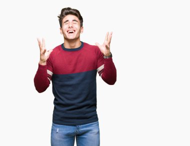 Genç yakışıklı adam kızgın ve silah ile başarı için deli kutluyor izole arka plan üzerinde kaldırdı ve heyecanlı çığlık gözler kapalı. Kazanan kavramı