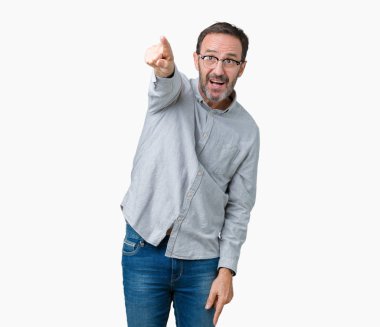 Üzerinde gözlük takan yakışıklı orta yaş zarif komuta sizde izole arka plan ile sürpriz devam parmakla, açık ağız hayret ifadesi, önünde bir şey