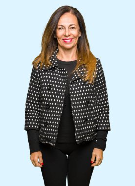 Yüzünde mutlu ve güzel bir gülümseme ile moda ceket giyen güzel orta yaş kadın. Şanslı kişi.