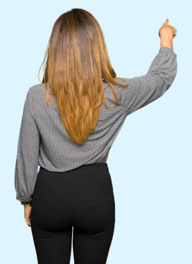 Güzel orta yaş iş kadını tersten arkasında parmak eliyle işaret poz