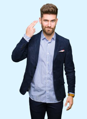 Genç yakışıklı Bussines adam ateş ve intihar jest baş el ve parmaklar işaret kendini öldürme.