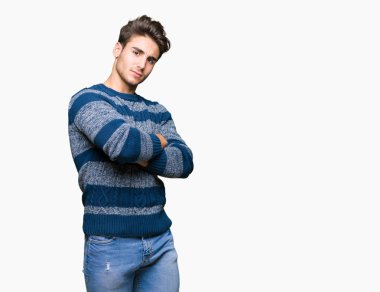 İkna ve kendine güvenen genç yakışıklı adam tarafına silahlarla seyir gülümseyen izole arka plan üzerinde çarpı işareti