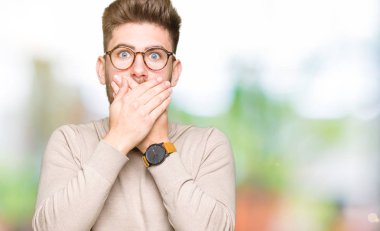 Hata için ellerle ağız kapsayan şok gözlüklü genç yakışıklı iş adamı. Gizli kavramı.