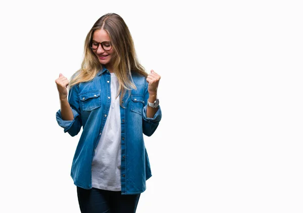 Joven Mujer Rubia Hermosa Con Gafas Sobre Fondo Aislado Muy — Foto de Stock