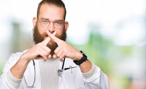 Jonge Blonde Dokter Man Met Baard Dragen Van Medische Vacht — Stockfoto