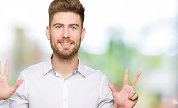 若いハンサムなビジネスマンは 自信を持って 幸せに微笑みながら8番の指を示し 指さします — ストック写真