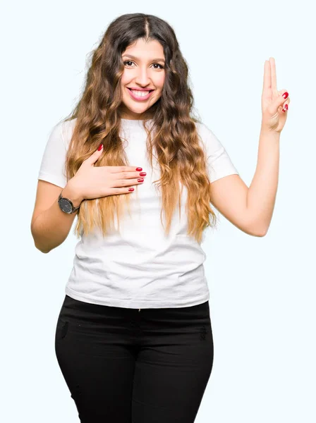 Jovem Mulher Bonita Vestindo Casual Shirt Branca Jurando Com Mão — Fotografia de Stock