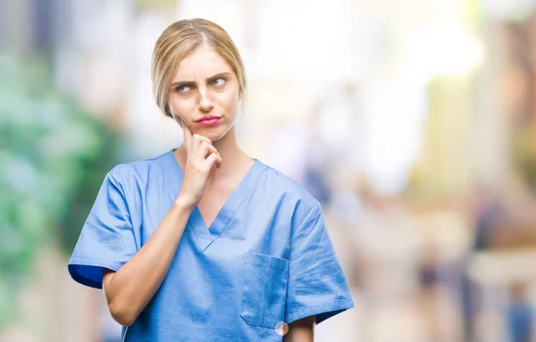 Junge Schöne Blonde Ärztin Chirurgin Krankenschwester Über Isoliertem Hintergrund Mit — Stockfoto