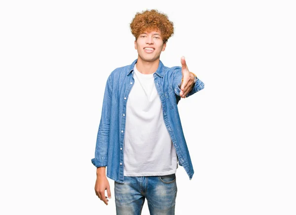 Jovem Homem Bonito Com Cabelo Afro Vestindo Jaqueta Ganga Sorrindo — Fotografia de Stock