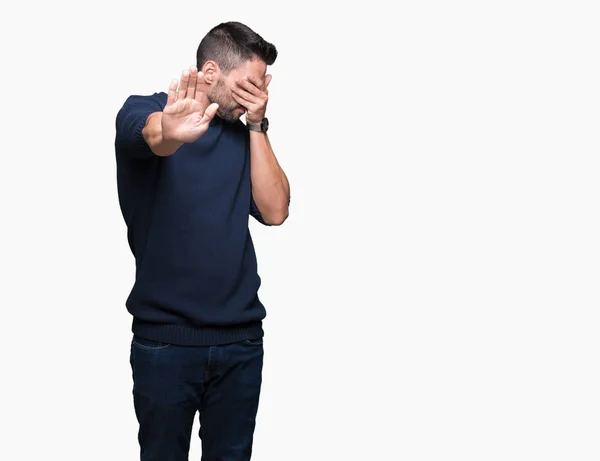 Jovem Homem Bonito Vestindo Suéter Sobre Fundo Isolado Cobrindo Olhos — Fotografia de Stock