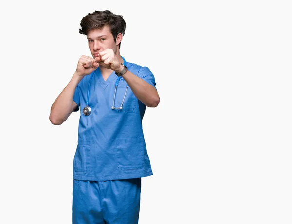Νεαρός Γιατρός Φορώντας Ιατρική Στολή Πάνω Από Απομονωμένα Φόντο Punching — Φωτογραφία Αρχείου