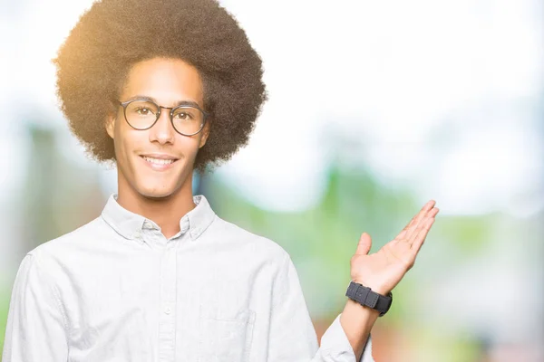 Jonge Afro Amerikaanse Man Met Afro Haar Bril Lacht Vrolijk — Stockfoto