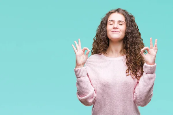 Bella Bruna Capelli Ricci Ragazza Indossa Maglione Invernale Rosa Sfondo — Foto Stock