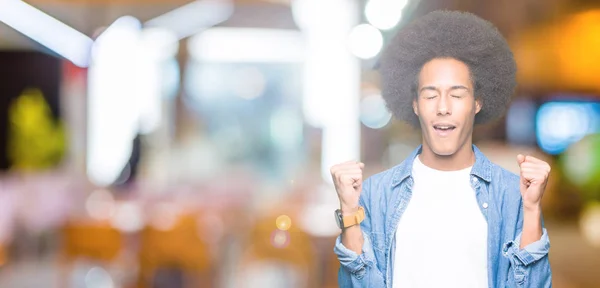 Joven Afroamericano Con Pelo Afro Emocionado Por Éxito Con Los — Foto de Stock