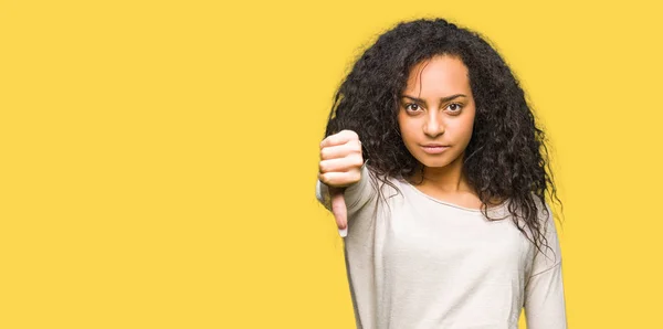 Giovane Bella Ragazza Con Capelli Ricci Indossa Maglione Casual Cercando — Foto Stock