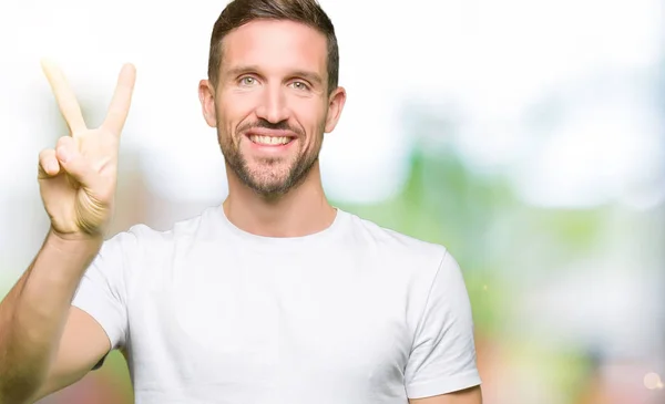 Bonito Homem Vestindo Casual Shirt Branca Mostrando Apontando Para Cima — Fotografia de Stock