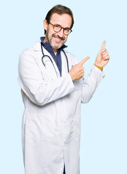 Stilig Medelålders Läkare Man Bär Medicinsk Päls Leende Och Titta — Stockfoto