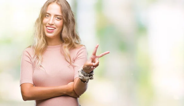 Bella Giovane Donna Bionda Sfondo Isolato Sorridente Con Volto Felice — Foto Stock