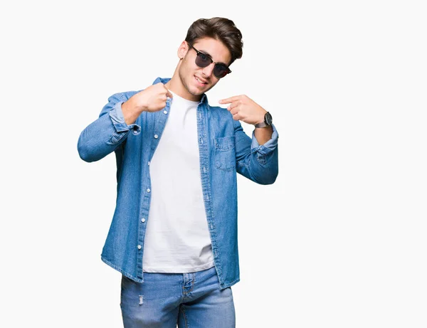 Young Handsome Man Wearing Sunglasses Isolated Background Looking Confident Smile — Stock Photo, Image