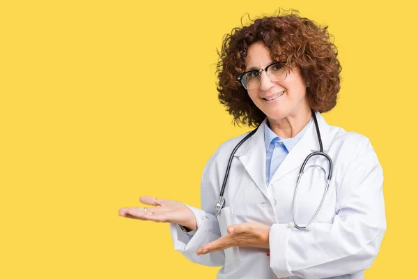 Środkowy Ager Starszy Lekarz Kobieta Białym Tle Zapraszając Wprowadź Uśmiechający — Zdjęcie stockowe