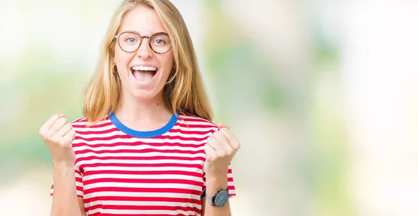 Hermosa Joven Con Gafas Sobre Fondo Aislado Celebrando Sorprendida Sorprendida —  Fotos de Stock