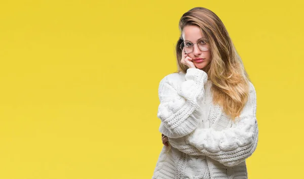 스웨터와 선글라스를 금발의 우울증 — 스톡 사진