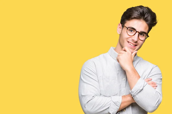 Homem Bonito Jovem Usando Óculos Sobre Fundo Isolado Olhando Confiante — Fotografia de Stock