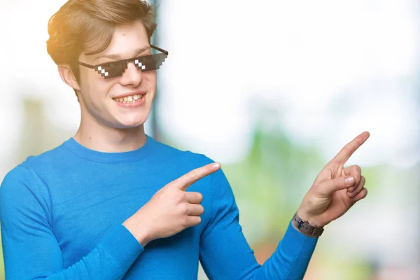 Junger Mann Mit Lustiger Schlägerbrille Über Isoliertem Hintergrund Lächelnd Und — Stockfoto