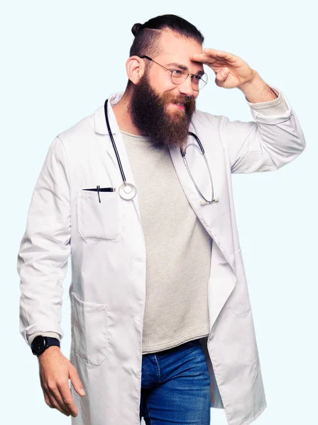 非常に幸せと笑顔の頭上の手で遠く離れている医療のコートを着てひげブロンド女医男 概念を検索 — ストック写真