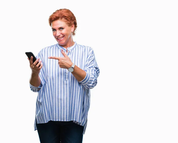 Attraktive Senior Kaukasischen Rothaarige Frau Sms Über Smartphone Über Isolierten — Stockfoto