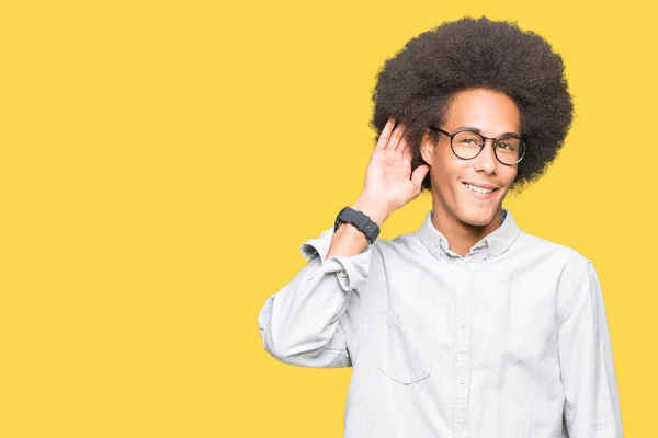 Молодий Афроамериканець Людиною Афро Волосся Окулярах Посміхається Боку Над Вуха — стокове фото